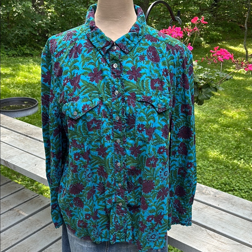 Sundance Blue and Purple Casual Button Down Shirt in eyelet. Petite Large.
